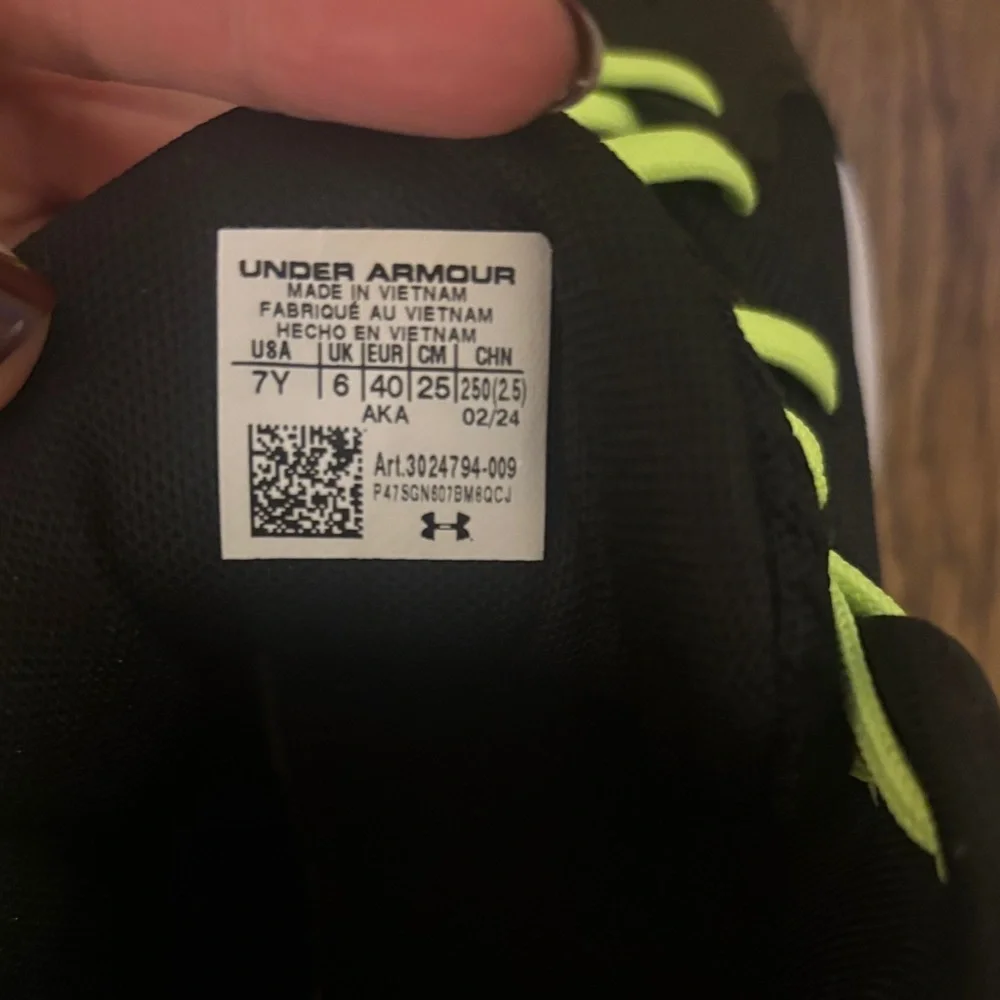 Size 7 (Big Kids) Under Armour Black and Lime Basketball Shoes - Picture 4 of 6
